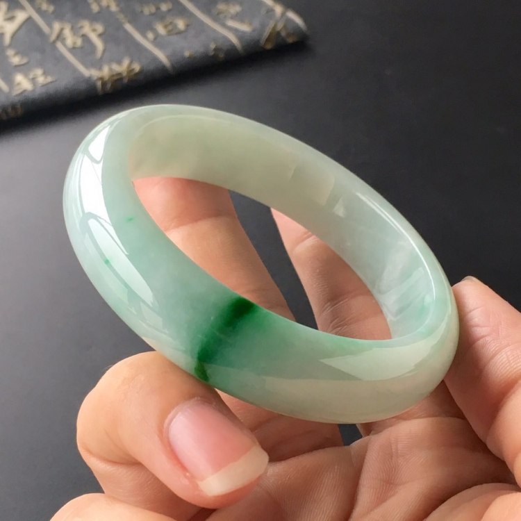 (超值推荐)糯冰种飘翠手镯(58.1mm)