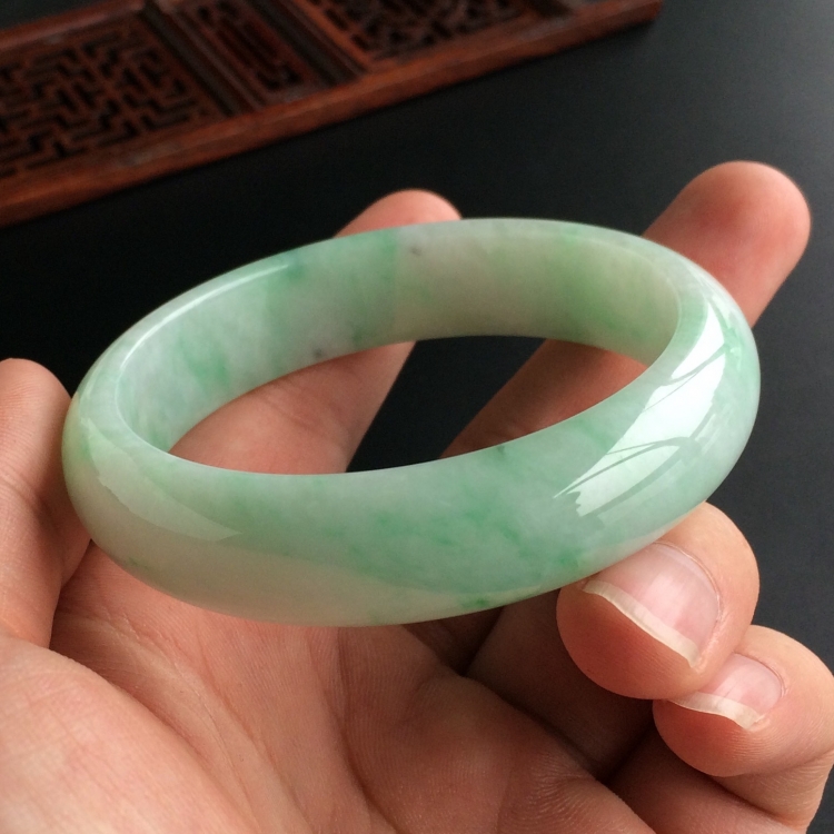 (超值推荐)糯冰种飘翠手镯(55.5mm)