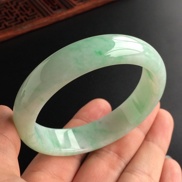 (超值推荐)糯冰种飘翠手镯(55.5mm)
