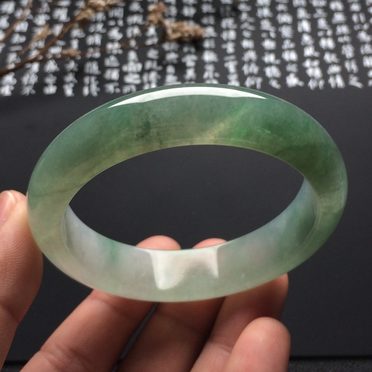 （超值推荐）糯冰种晴水略飘翠手镯（57.3mm）