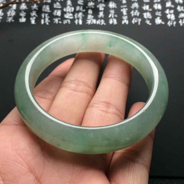（超值推荐）糯冰种晴水略飘翠手镯（57.3mm）