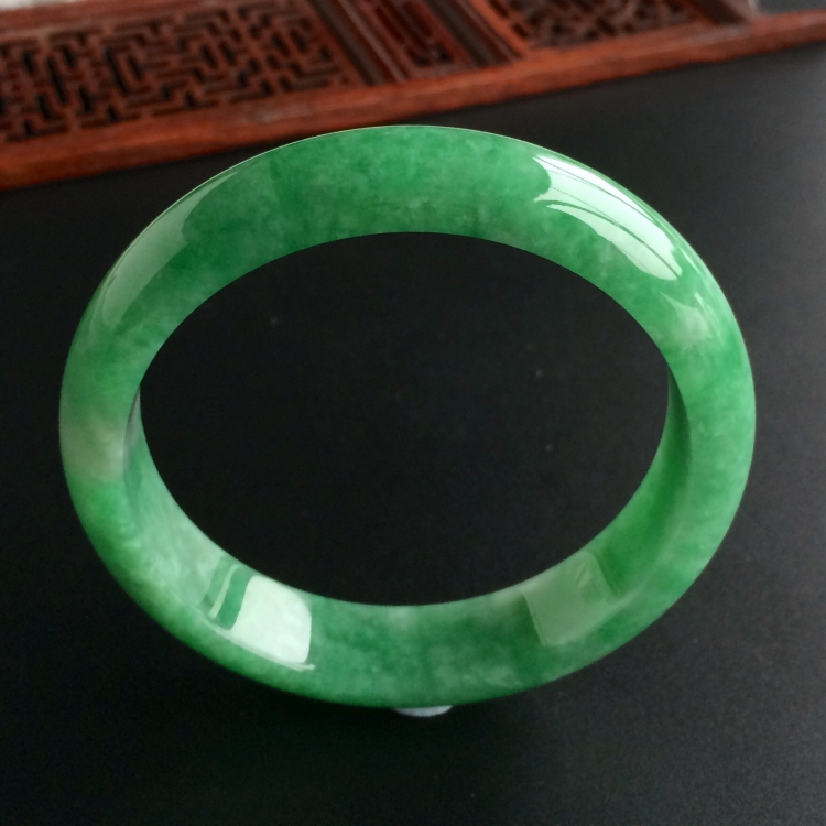(超值推荐)糯冰种翠色手镯(55.6mm)
