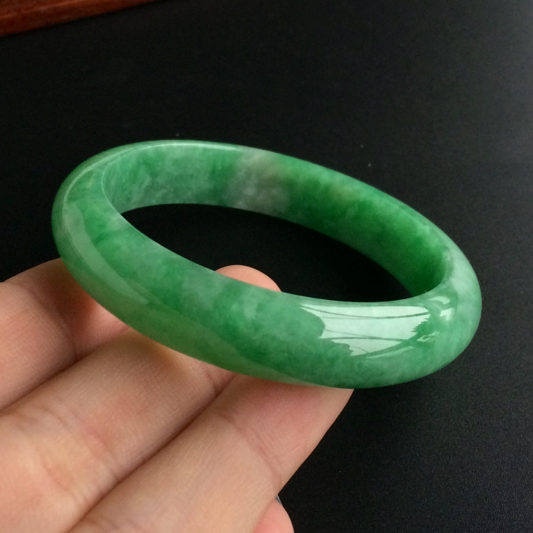(超值推荐)糯冰种翠色手镯(55.6mm)