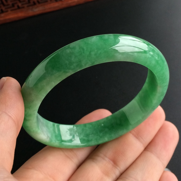 (超值推荐)糯冰种翠色手镯(55.6mm)