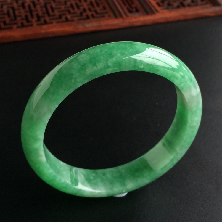 (超值推荐)糯冰种翠色手镯(55.6mm)