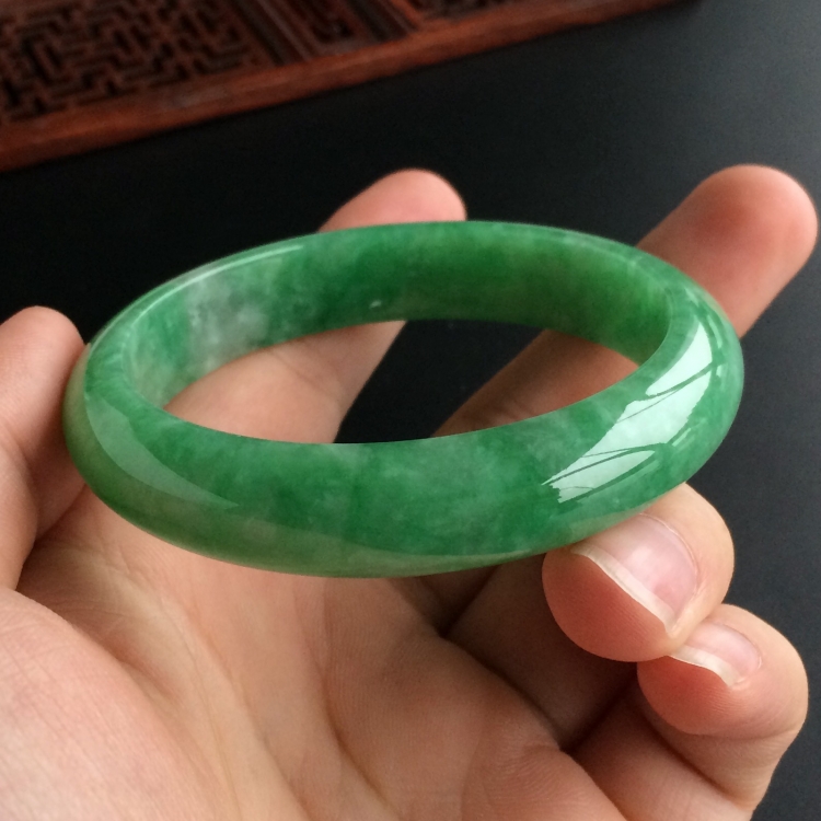 (超值推荐)糯冰种翠色手镯(55.6mm)