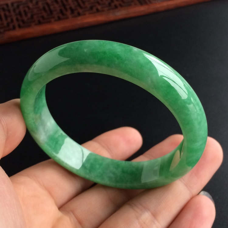 (超值推荐)糯冰种翠色手镯(55.6mm)