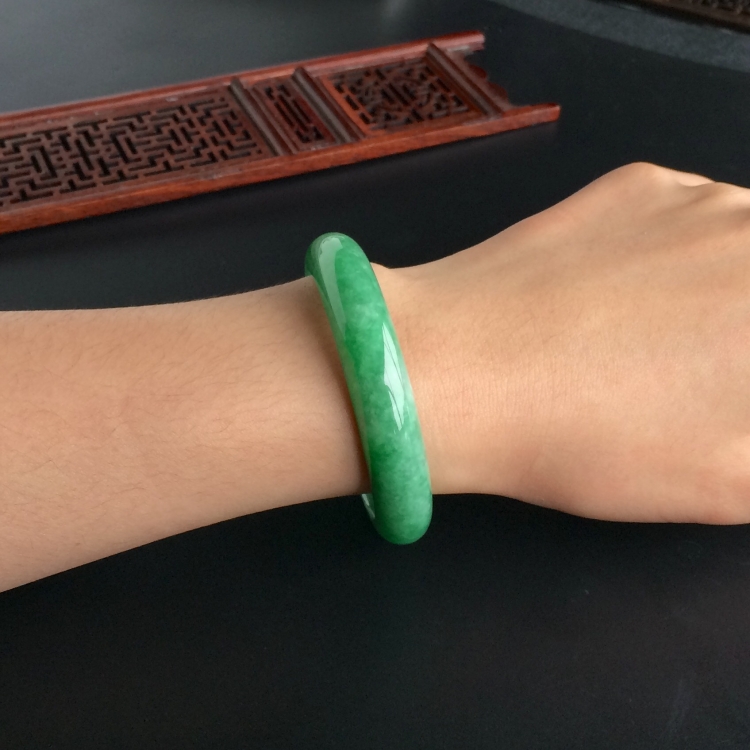 (超值推荐)糯冰种翠色手镯(55.6mm)