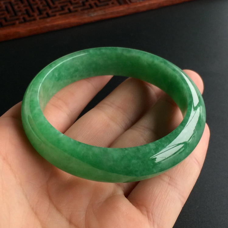 (超值推荐)糯冰种翠色手镯(55.4mm)