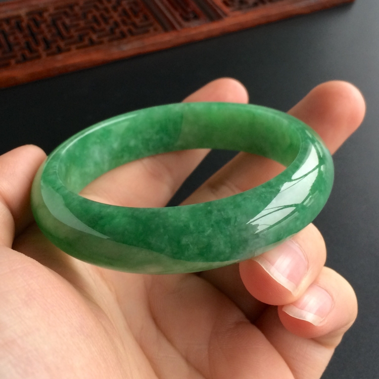 (超值推荐)糯冰种翠色手镯(55.4mm)