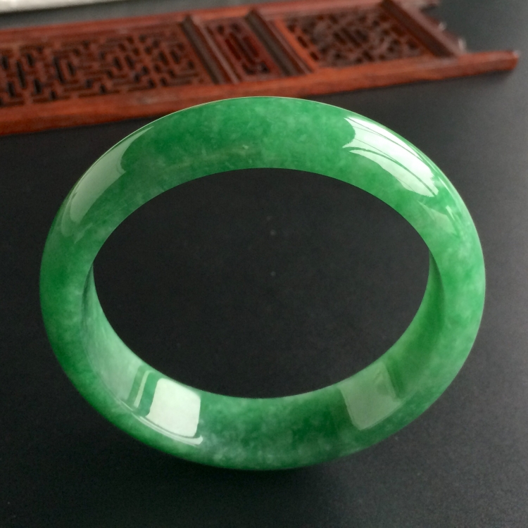 (超值推荐)糯冰种翠色手镯(55.4mm)