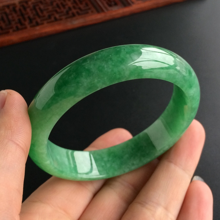 (超值推荐)糯冰种翠色手镯(55.4mm)