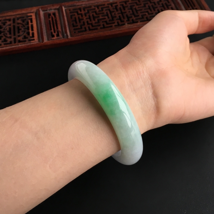(超值推荐)糯冰种飘翠手镯(55.8mm)