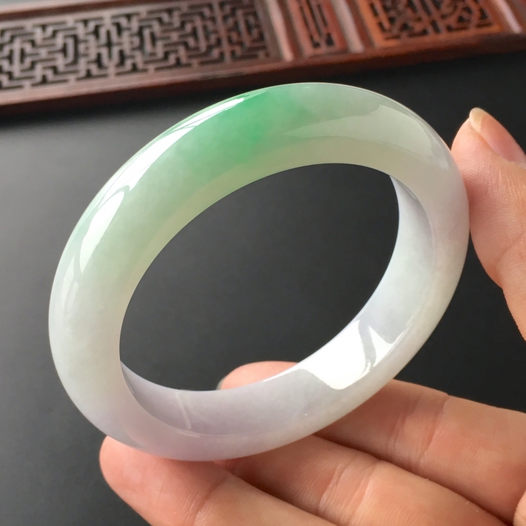 (超值推荐)糯冰种飘翠手镯(55.8mm)