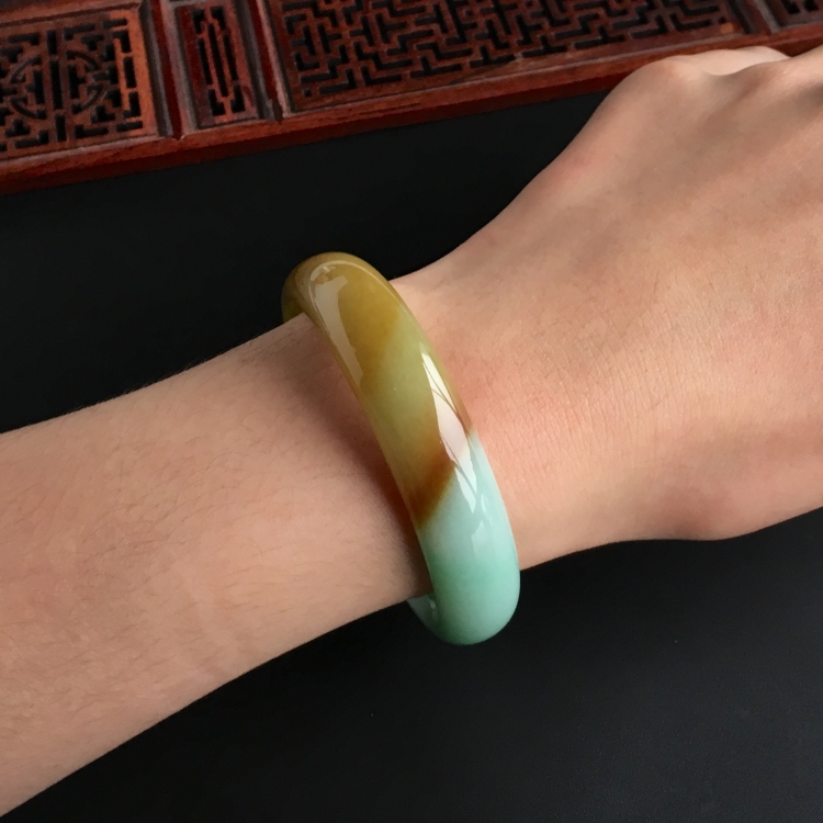 (超值推荐)糯冰种黄加绿手镯(54.6mm)