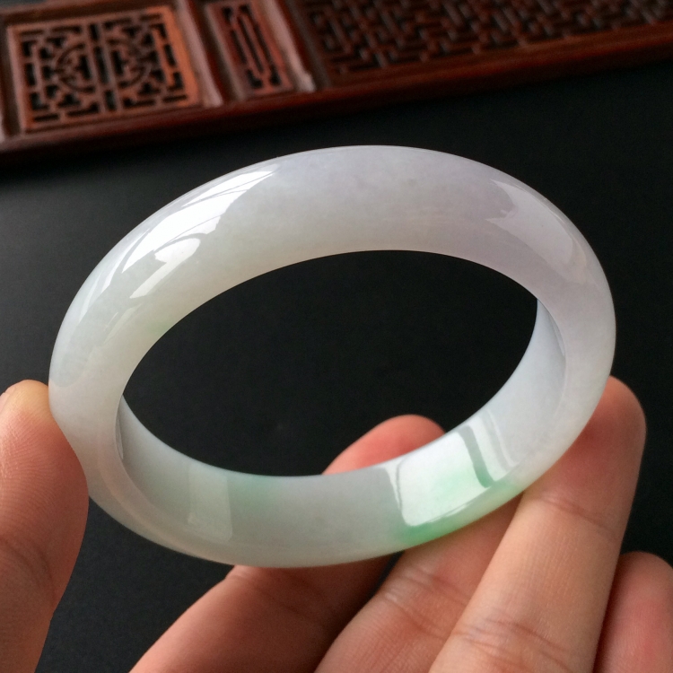(超值推荐)糯冰种淡春带彩手镯(57.3mm)