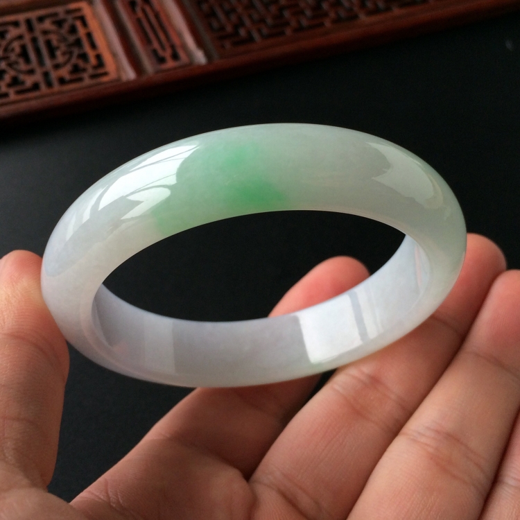 (超值推荐)糯冰种淡春带彩手镯(57.3mm)