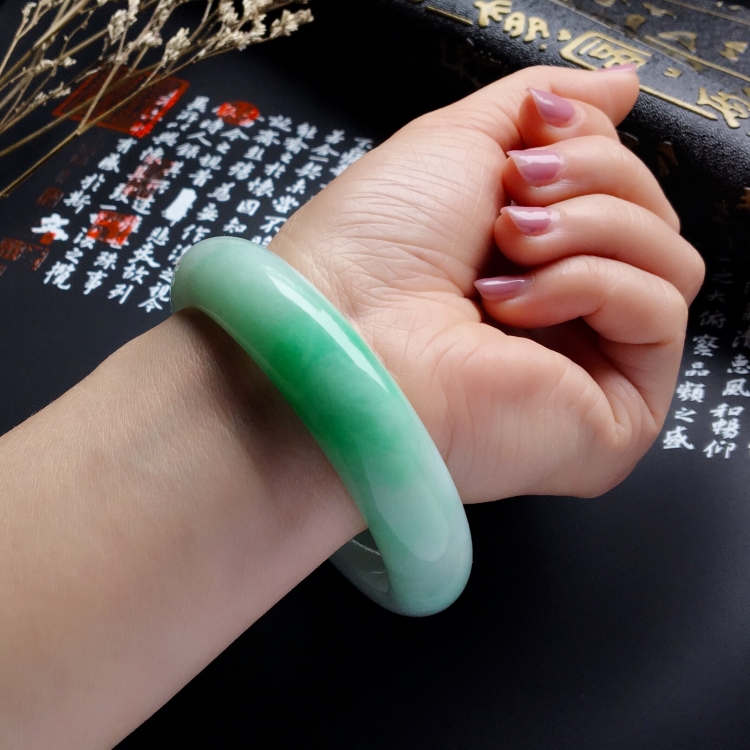 （超值推荐）糯冰种略飘翠手镯（57.8mm）