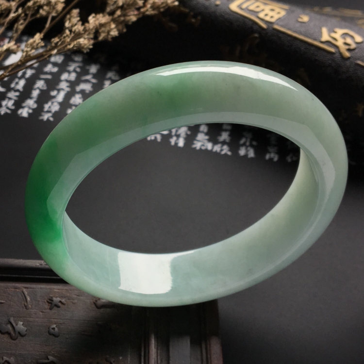 （超值推荐）糯冰种略飘翠手镯（57.8mm）
