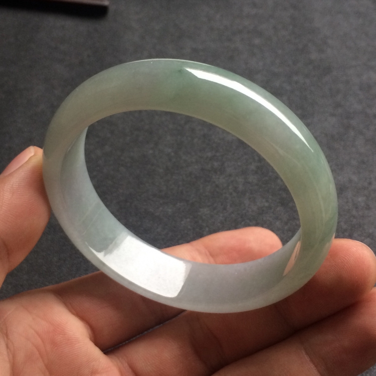 （超值推荐）糯冰种晴水略飘花手镯（56.5mm）