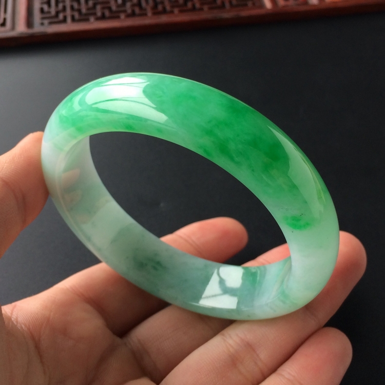 (超值推荐)糯冰种飘翠手镯(60mm)