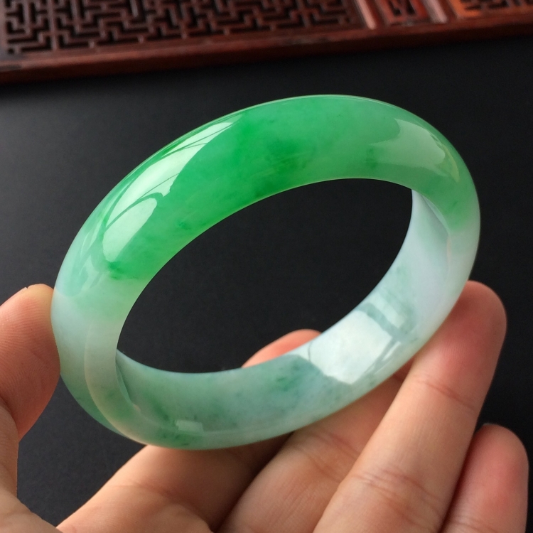 (超值推荐)糯冰种飘翠手镯(60mm)