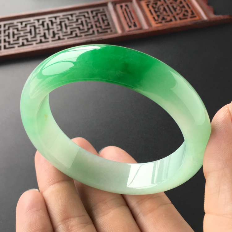 (超值推荐)糯冰种飘翠手镯(60mm)