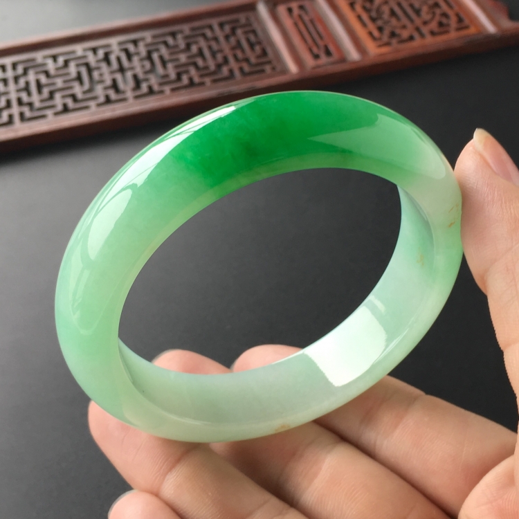 (超值推荐)糯冰种飘翠手镯(60mm)