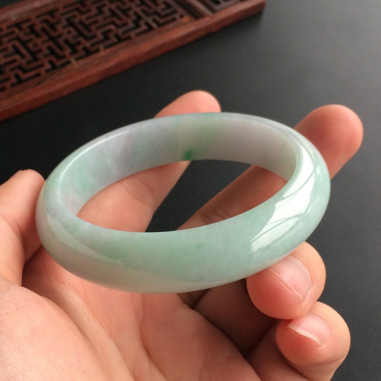 (超值推荐)糯冰种淡春带彩手镯(55.2mm)