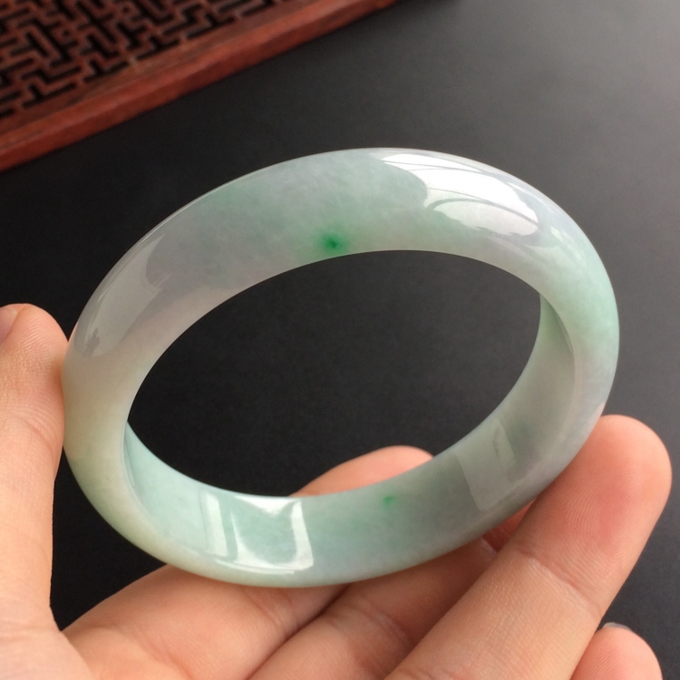 (超值推荐)糯冰种淡春带彩手镯(55.2mm)