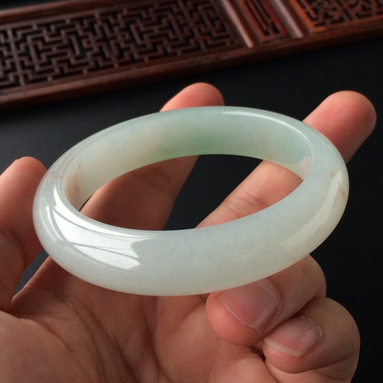 (超值推荐)糯冰种飘翠略带黄花手镯(57.5mm)