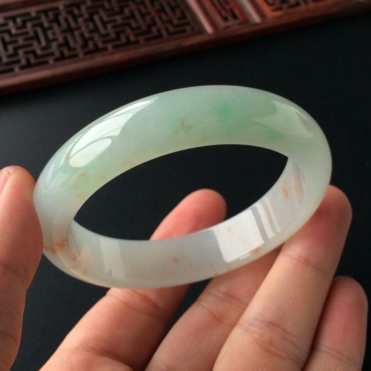 (超值推荐)糯冰种飘翠略带黄花手镯(57.5mm)
