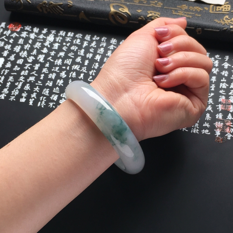 （超值推荐）糯冰种飘花手镯（56.7mm）