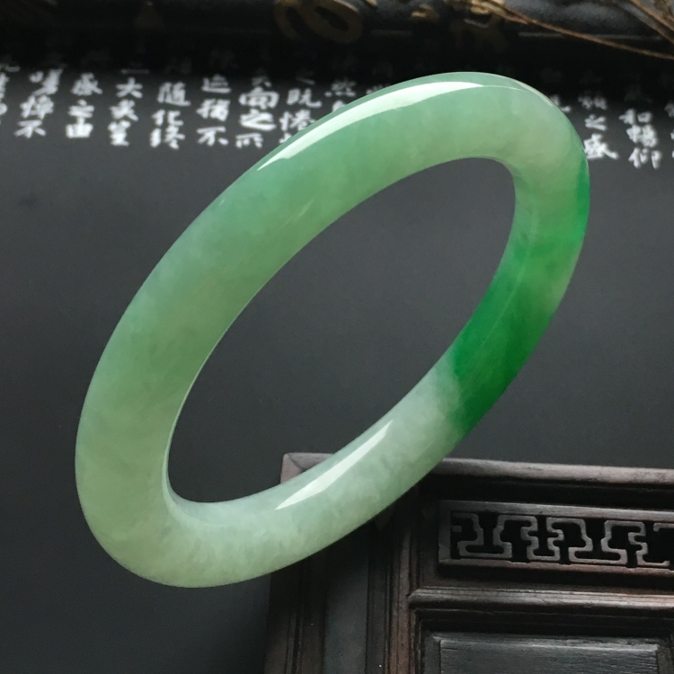 （超值推荐）糯冰种飘翠圆条手镯（56.5mm）