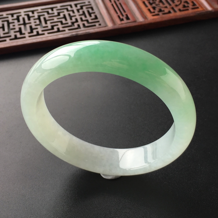 (超值推荐)糯冰种飘翠手镯(57.1mm)