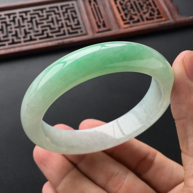 (超值推荐)糯冰种飘翠手镯(57.1mm)