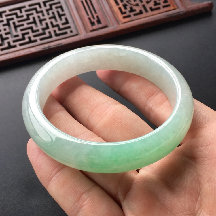 (超值推荐)糯冰种飘翠手镯(57.1mm)