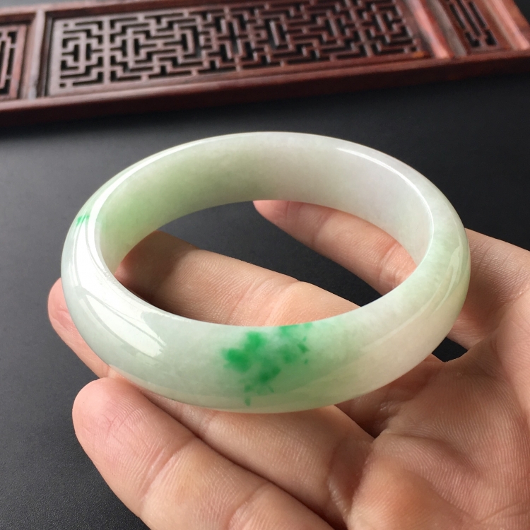 (超值推荐)糯冰种飘翠手镯(55.8mm)