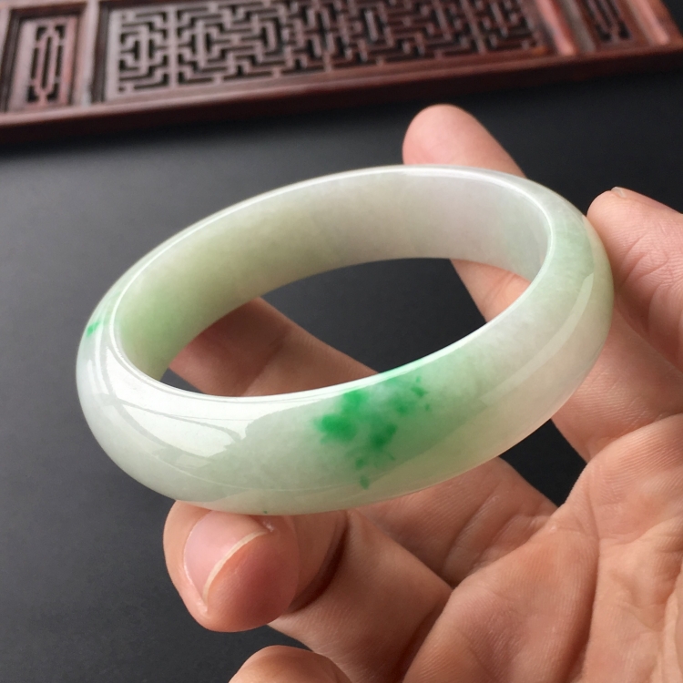 (超值推荐)糯冰种飘翠手镯(55.8mm)