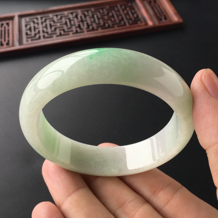 (超值推荐)糯冰种飘翠手镯(55.8mm)