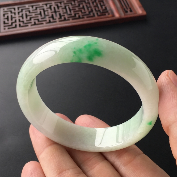 (超值推荐)糯冰种飘翠手镯(55.8mm)