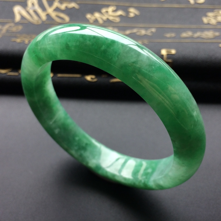 (超值推荐)糯冰种翠色手镯(55.7mm)