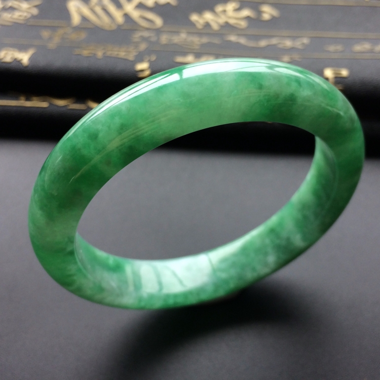 (超值推荐)糯冰种翠色手镯(55.7mm)