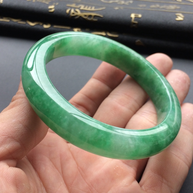 (超值推荐)糯冰种翠色手镯(55.7mm)