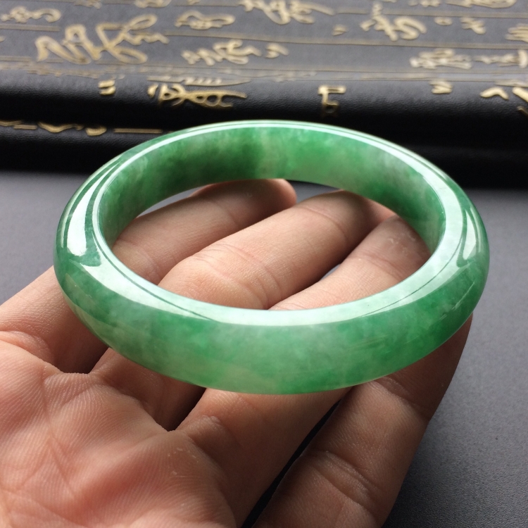(超值推荐)糯冰种翠色手镯(55.7mm)