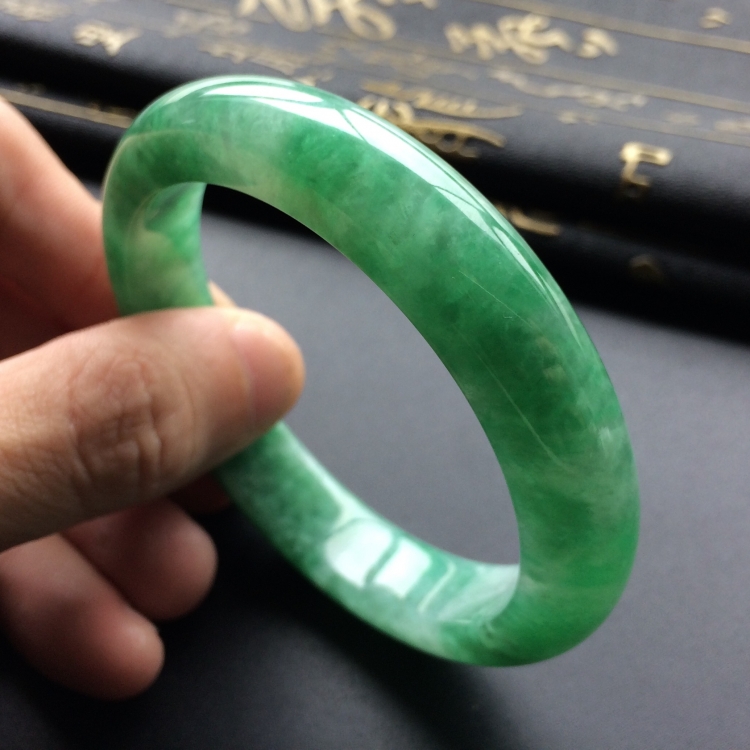 (超值推荐)糯冰种翠色手镯(55.7mm)