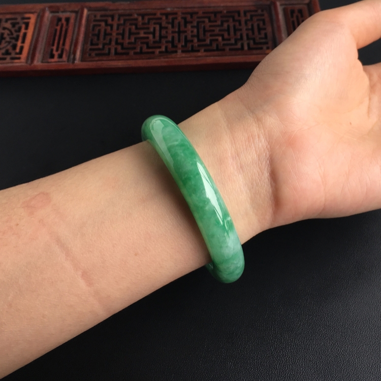 (超值推荐)糯冰种翠色手镯(55.7mm)