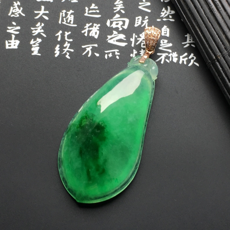 （超值推荐）冰种飘绿花福瓜挂件（金扣）