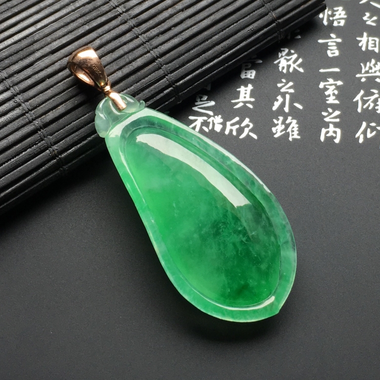 （超值推荐）冰种飘绿花福瓜挂件（金扣）