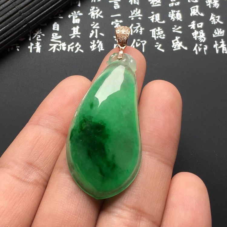 （超值推荐）冰种飘绿花福瓜挂件（金扣）